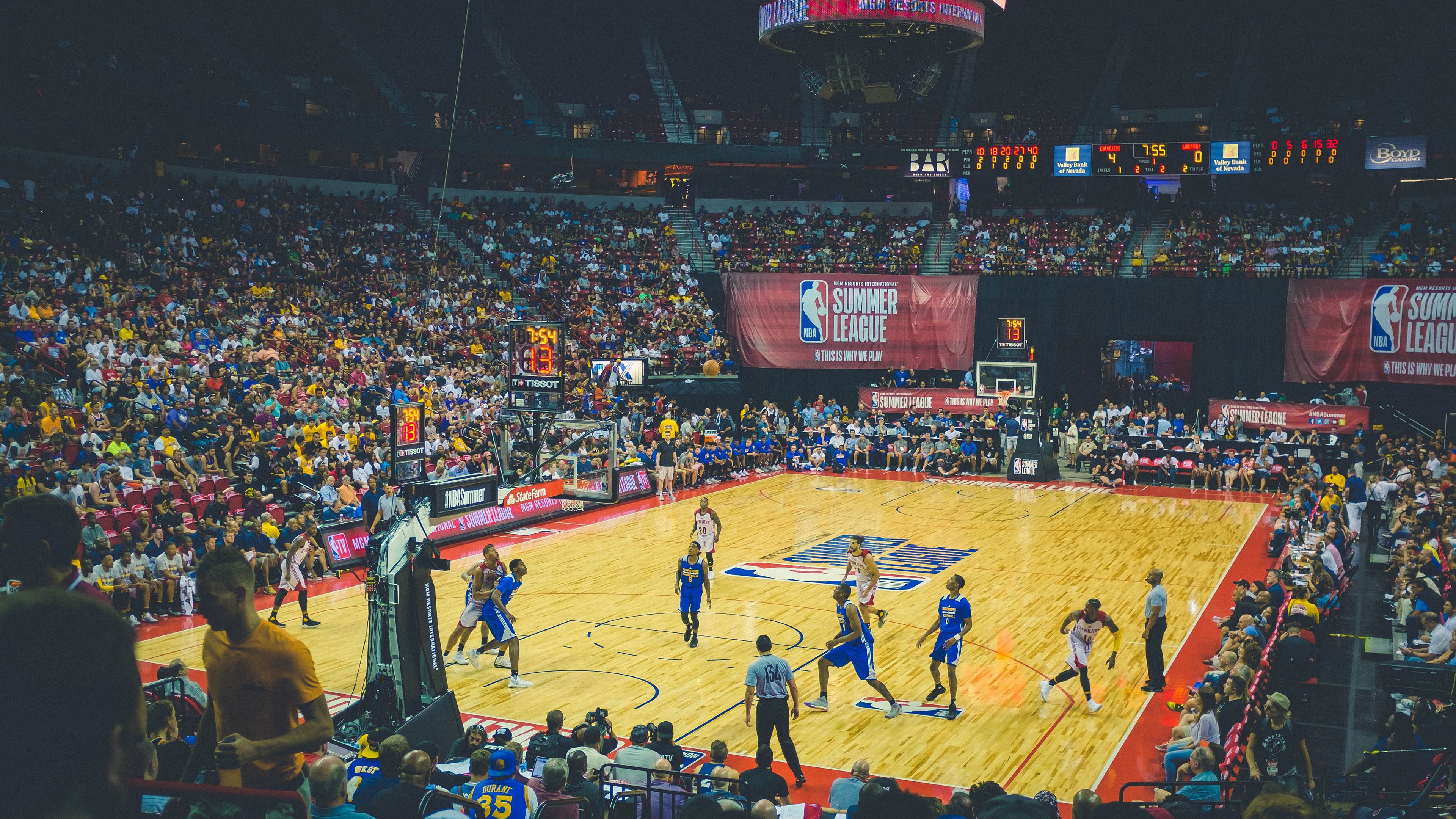 波尔曼的高效传球与突破能力为袋鼠队创造了无数得分机会,波尔曼针服