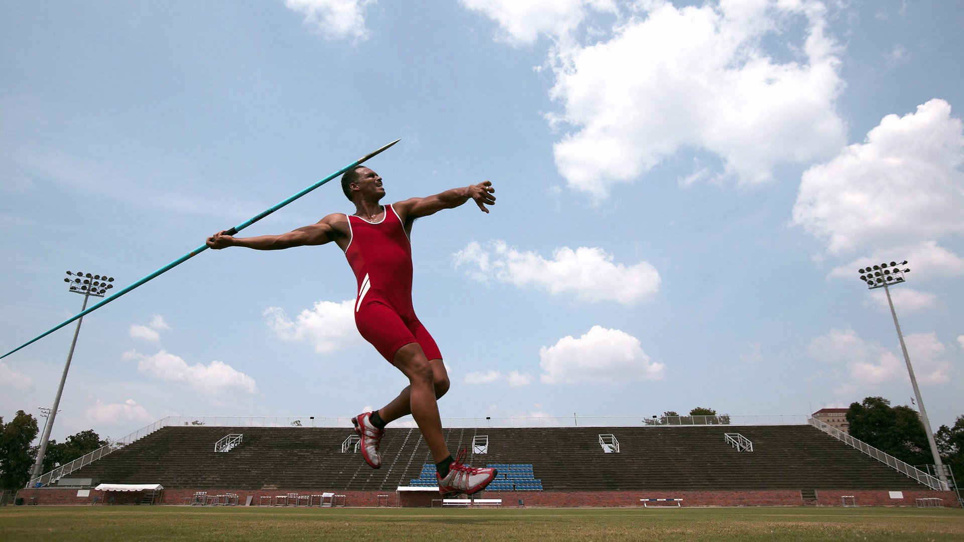 体育产业吸纳就业人数连续三年增长,体育产业收入